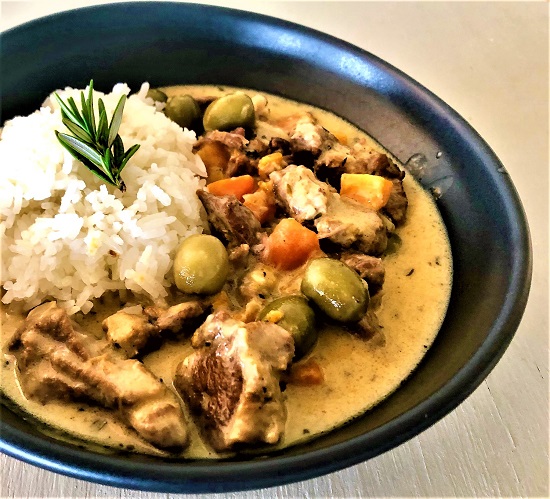 Lamb in white wine with green&nbsp;olives.